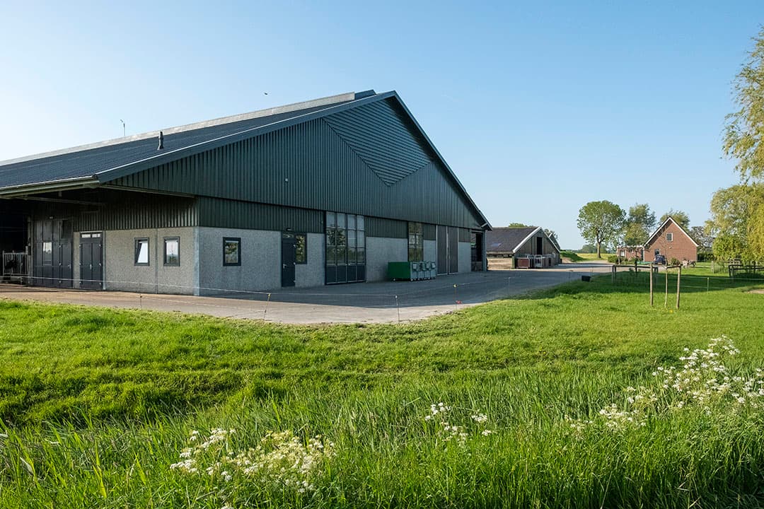 Om te voldoen aan alle Beter Leven-keurmerkeisen, 1 ster, hebben Jasper en Wilma Giesen tot dusver circa ¬ 15.000 geïnvesteerd, naast de investering in de MDV-stal. Werken volgens de Beter Leven-normen vraagt meer arbeid en aanpassingen bij ver- of nieuwbouw. De vergoeding van 4,5 cent per liter melk is noodzakelijk om de benodigde investeringen te kunnen doen.