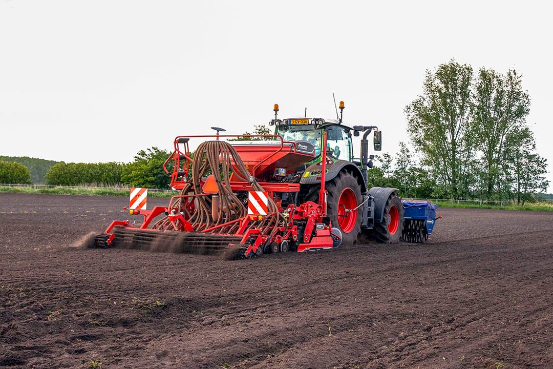 Bij Henk Heller in Ter Apel wordt 10 hectare conserven erwten ingezaaid. Het zaaien gebeurt door een gespecificeerde combinatie die daar voor afgesteld is, maar de machine komt uit de provincie Brabant en de chauffeur moest eerst meer dan 200 kilometer rijden hier naar Groningen. - Foto: Koos van der Spek