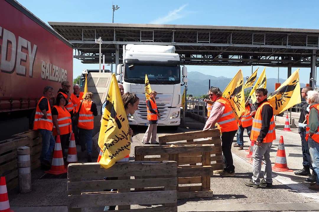 Inwoners van Castelre in gemeente Baarle-Nassau stemmen voor de Europese verkiezingen bij stemlokaal Café in Holland. Volgens de gemeente is het stembureau populair. Dat bleek gisterenmiddag nog niet uit de opkomstcijfers. Volgens het stembureau was het  erg rustig, maar is de verwachting dat er nog velen komen. Het is in een gezellig café en het volgende stembureau is pas op 12 kilometer afstand.  Café in Holland is voor 200 stemgerechtigden het  stembureau. Baarle-Nassau heeft de meeste land- en tuinbouwbedrijven per inwoner in Nederland.  - Foto: Peter Roek