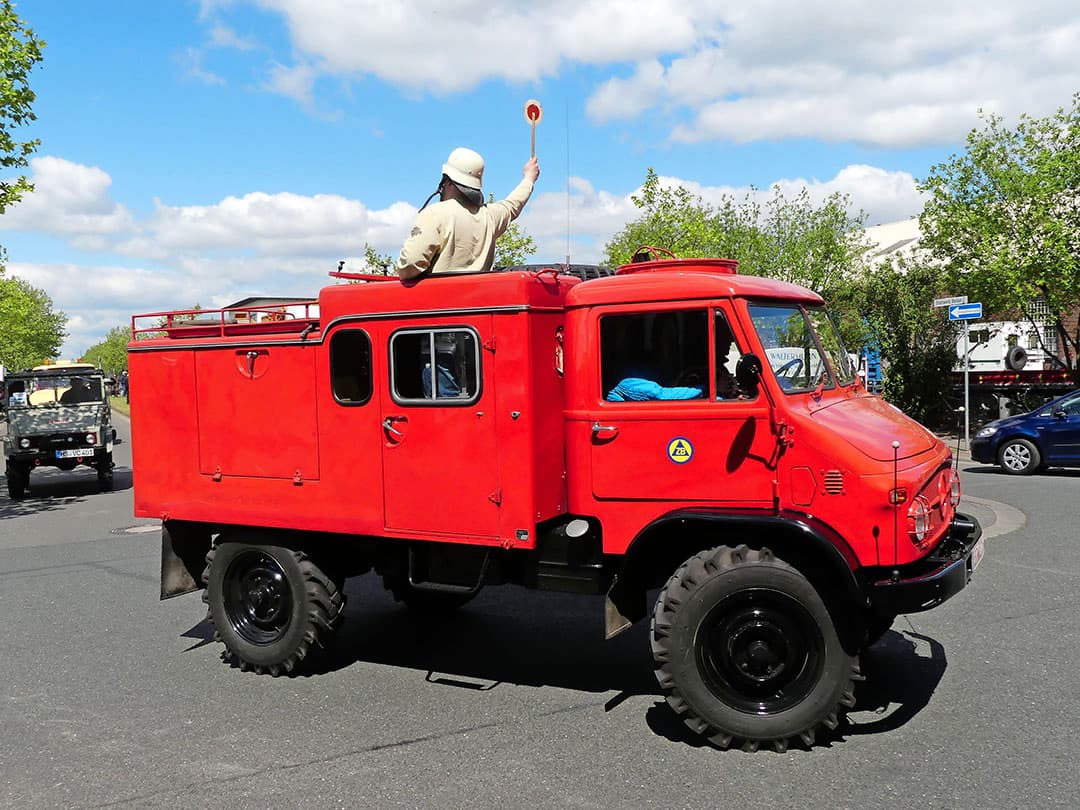 Deze 700 is gezien de kleurstelling nog een vroeg type. Het begin in 1972 met de 65/70. Lijkt heel wat anders dan een Unimog, maar als je de trekker uitkleedt staat er in grote lijnen een zeer herkenbaar Unimog Chassis. Ook typisch voor de 4-cilinders is, net als bij de Unimogs, de iets achterover geplaatste motor.