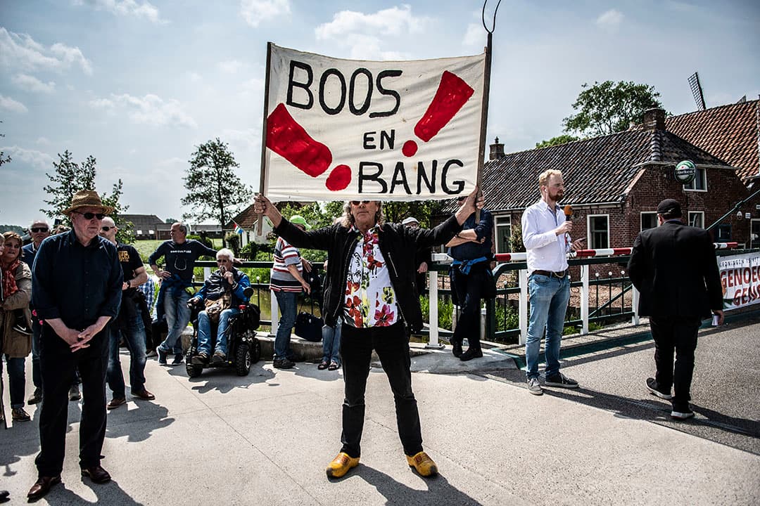 Akkerbouwer Doeko van 't Westeinde verbouwt in Bad nieuweschant 24 hectare suikerbieten, waar hij nu bezig is met schoffelen tussen de rijen door. Hiervoor stond er mosterd als groenbemester op dit perceel, nog niet alle stengels zijn goed verteerd, daar heeft hij soms last van. Een kwestie van opletten, aldus de teler. - Foto: Koos van der Spek