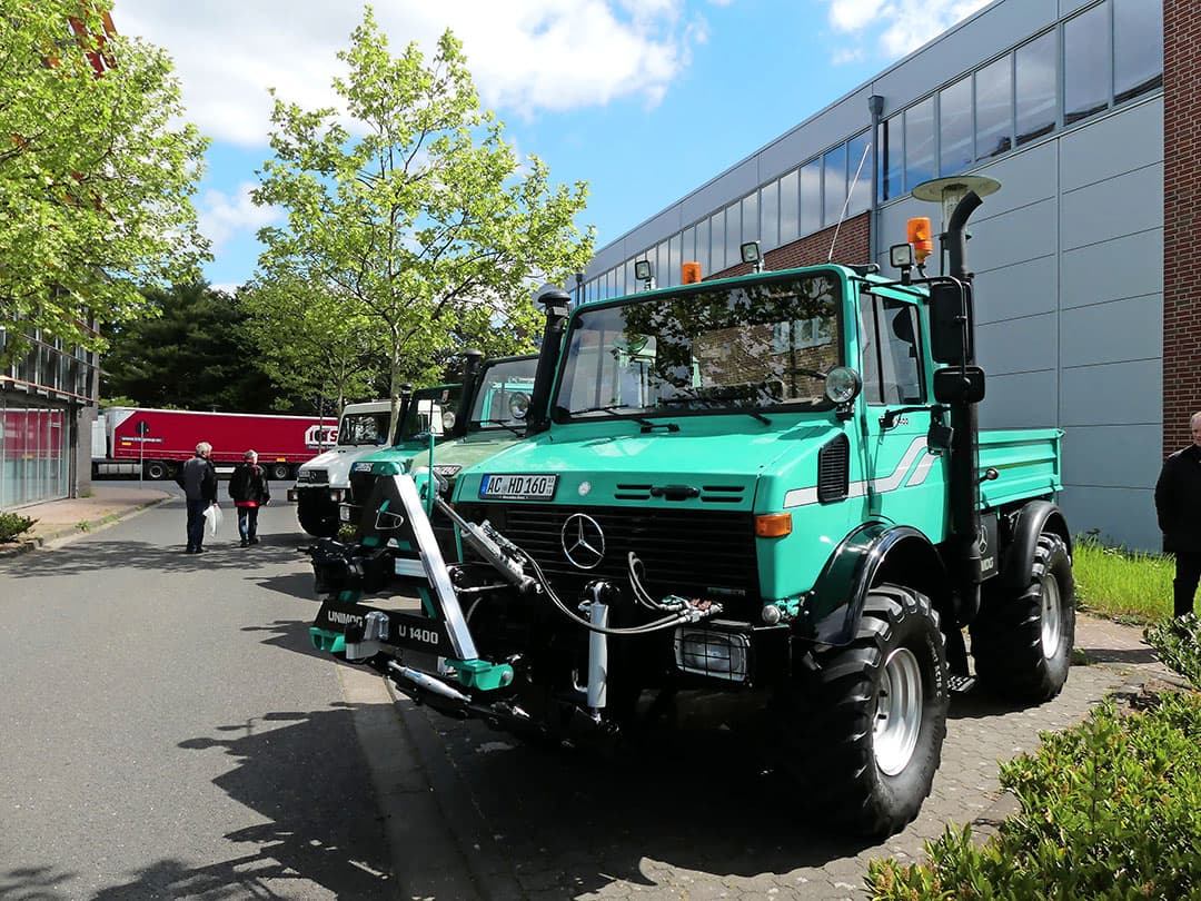 De opvolgers van de vierkante kistjes kregen de vormgeving die waarschijnlijk voor de meeste mensen synoniem is geworden voor het beeld van een Unimog. Hoewel ook toen een linnen dak leverbaar bleef, was een stalen cabine toch al redelijk algemeen.