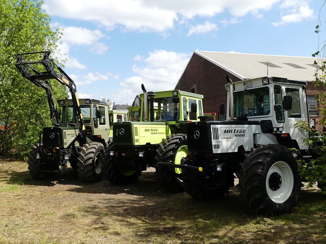 Wat voor het Nederlandse leger destijds de DAF YA was, was voor de Bundeswehr de Unimog. Met linnen kap op zowel de bak als de cabine en beiden toch wel een wat eigenzinnige constructie.