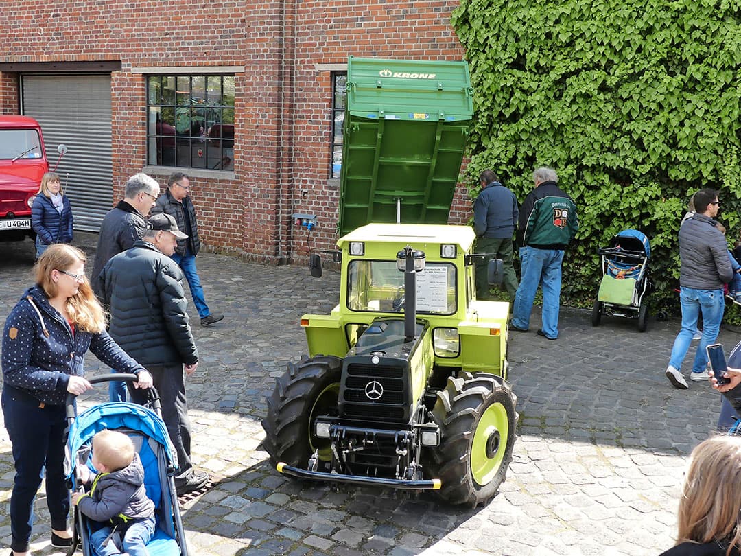 
 Schwerpunkt MB Trac und Unimog stond er in de uitnodiging van de Duitse uitgever Klaus Rabe Verlag voor Offene Tür in Willich . Willich is de thuisbasis van de uitgever, onder andere bekend van het oldtimer tijdschrift Schlepper Post en geheel in stijl gehuisvest in een van de oude fabrieksgebouwen op het vroegere terrein van de Becker staalfabrieken. Zondag 12 mei was het weer feest bij Rabe. Enkele tientallen liefhebbers kwamen met hun MB Trac of Unimog naar de Giesserallee om bij Nutzfahzeugmuseum Halle 31 elkaars voertuigen te bewonderen en het er nog eens over te hebben, wie das war einmal . Het was prachtig mooi weer die dag, dus anreisen kon met de Unimog geheel in stijl. De linnenkap, waar de wat langer dan gemiddelde mens bij deze types met zijn hoofd strak tegen het dak zit kon omlaag. - Foto's: Martin Smits