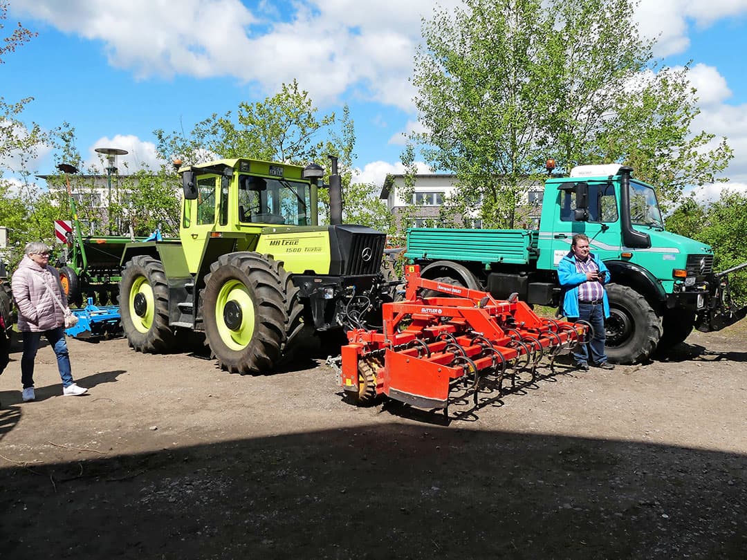Hoewel het voor de buitenstaander meer op een vrachtwagen dan op een landbouwtrekker lijkt, is de Unimog oorspronkelijk echt als landbouwtrekker ontworpen. Al snel kwamen er, onder andere vanwege de terrein eigenschappen heel wat toepassingen buiten de landbouw. Geheel in stijl komt hier een Unimog in brandweer uitvoering het terrein op gereden.