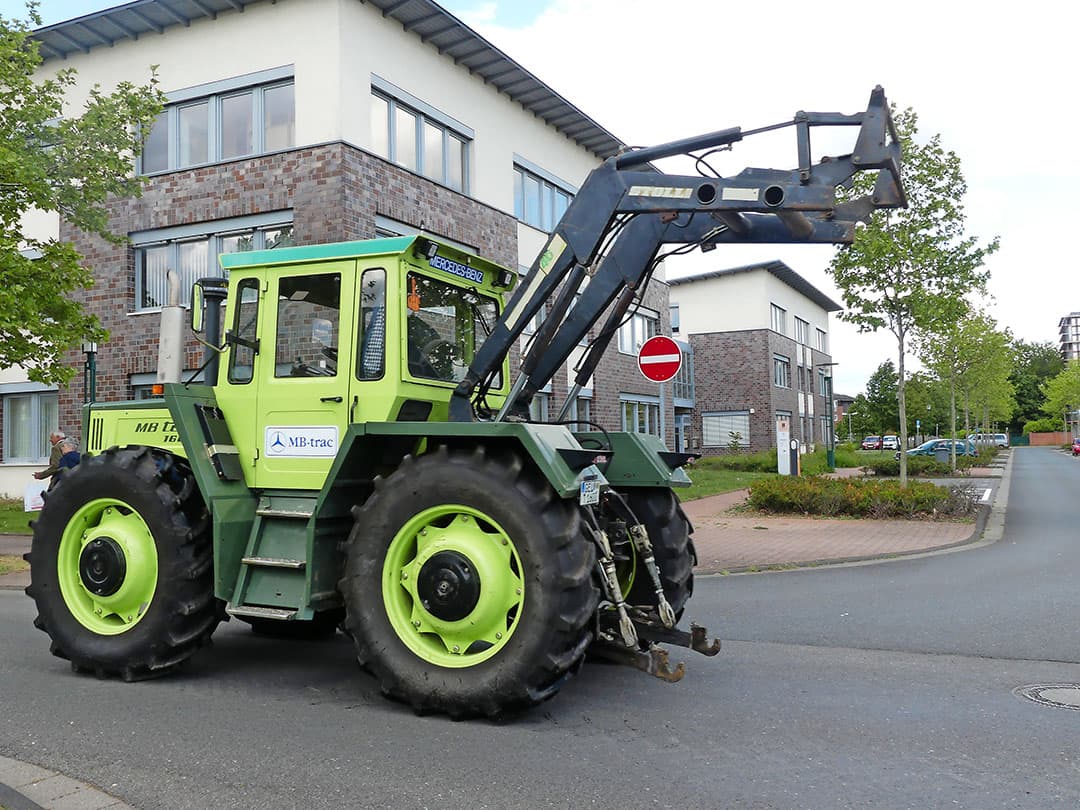 Unimogs zoals de U1400 en U1600 zijn al van na de periode dat ze in Nederlandse landbouw van enige betekenis werden verkocht, en in Duitsland toen ook al steeds meer voor gebruikt buiten de landbouw. In de goede oude tijd bij Hoegen Dijkhof was een Unimog voor de landbouw synoniem voor een opgebouwde spuitmachine. Hoewel er een flink assortiment Unimogs bij elkaar werd gebracht, geen enkele met spuitmachine.