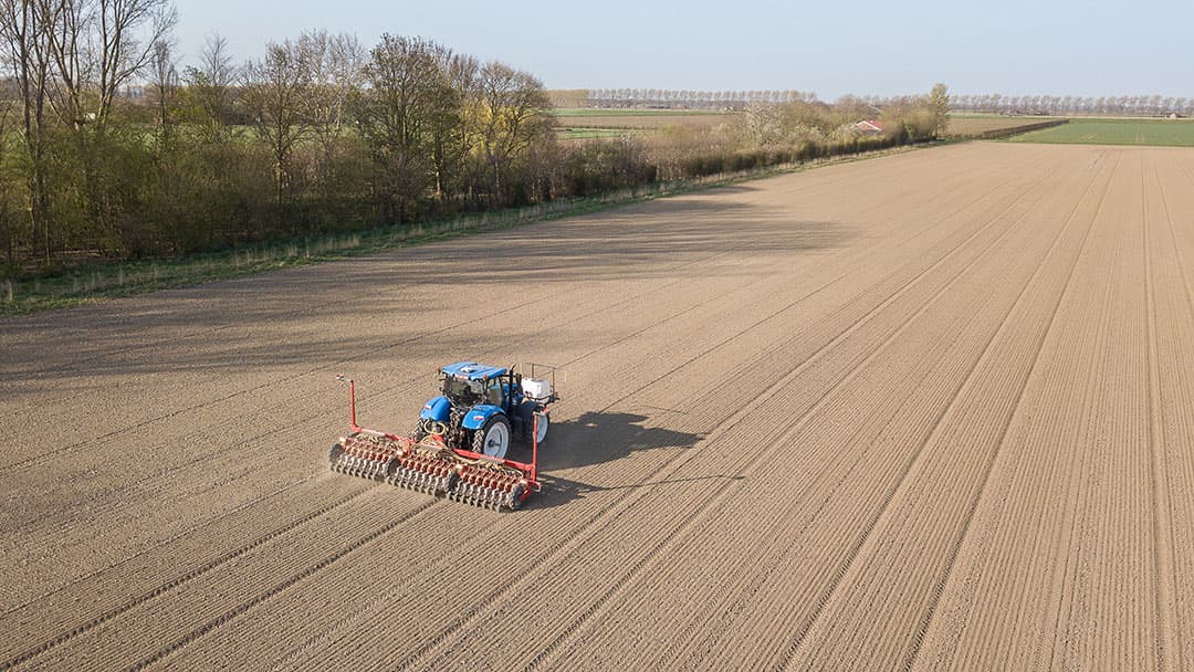 Het zaaien van uien bij de Zeeuws-Vlaamse akkerbouwer Denis Steijaert. Nieuw seizoen, nieuwe kansen. Vorig jaar ging het erg mis door de droogte.
