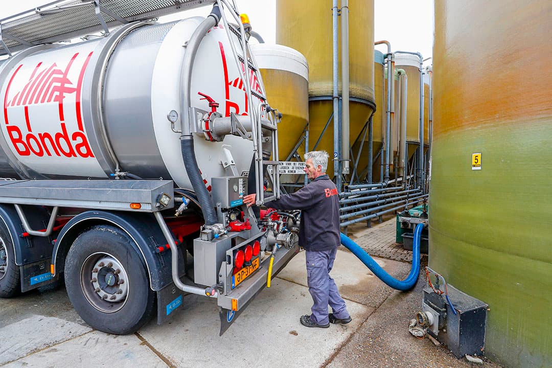 Het lossen van vochtrijke bijproducten op een varkensbedrijf. De mate waarin varkenshouders een ingangscontrole uitvoeren is sterk wisselend.