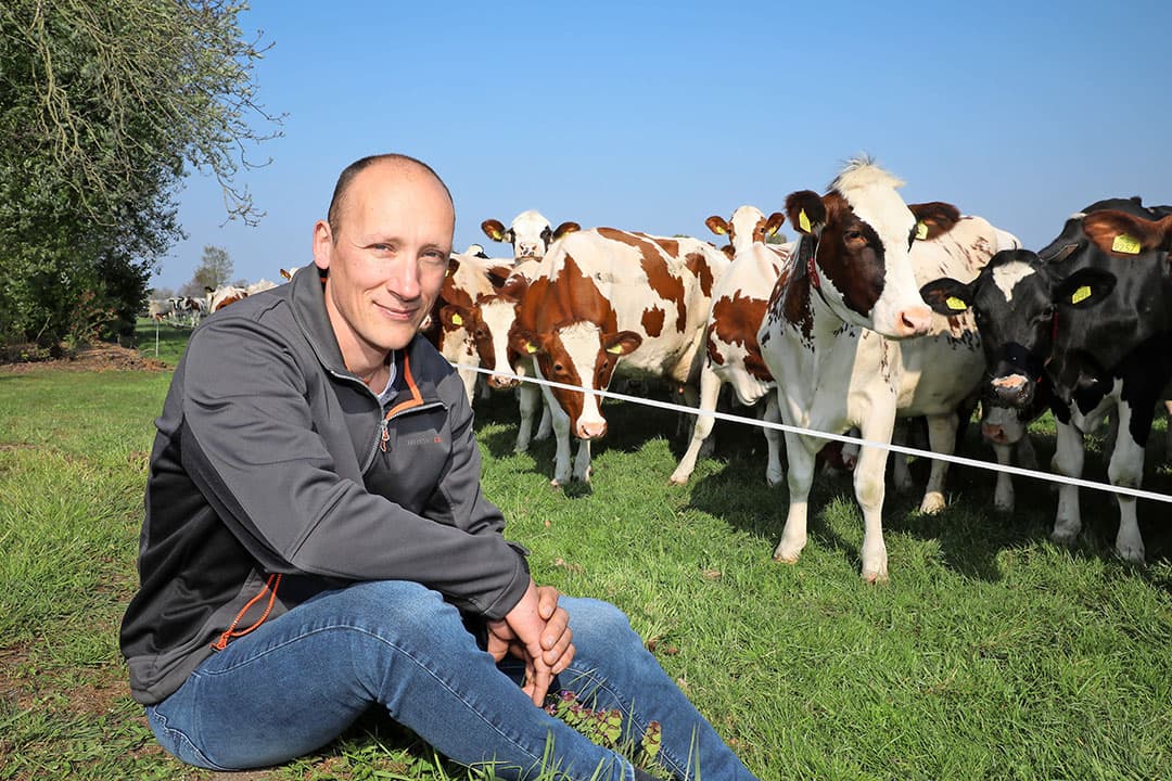 Ogink spuit 1 van de 2 melkrobots schoon. De combinatie van serrestal en melkrobots maakte van weidegang bepaald geen noodzaak. Toch kwamen er later in 2012 ook weer kansen voor weidegang. De reden: Ogink kocht in Drenthe 20 hectare grond aan.