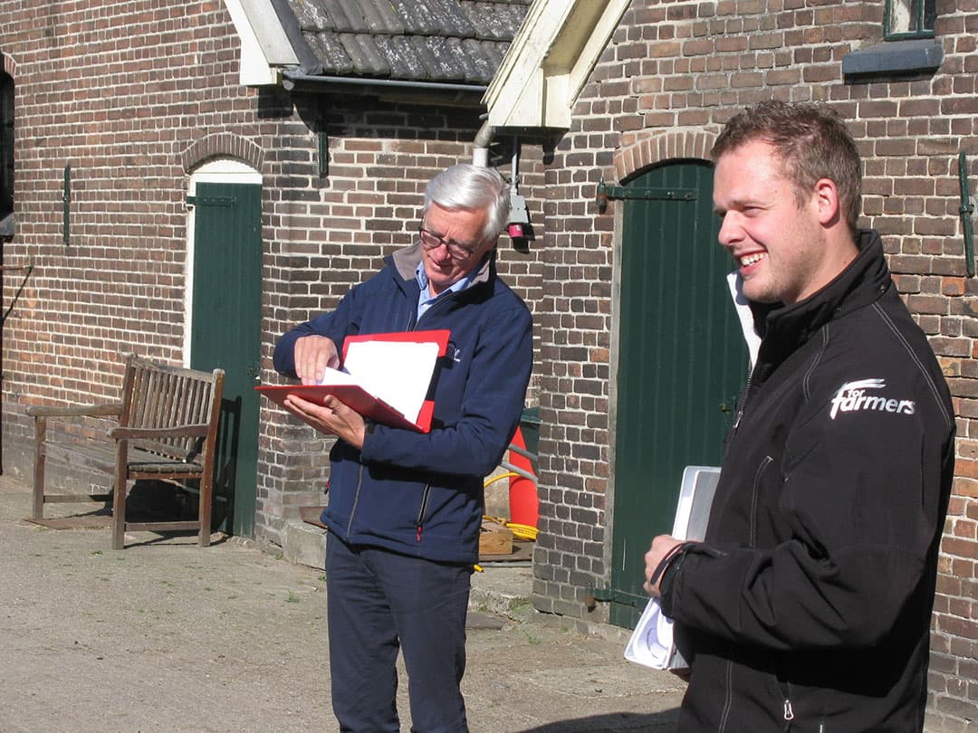 Als eerste wordt er een vaars getoond aan Ruijter en Nijhof.  Vaarzen van dit kaliber, daar wil je een volle stal van hebben , zo is de mening van de deskundigen en veehouders.
