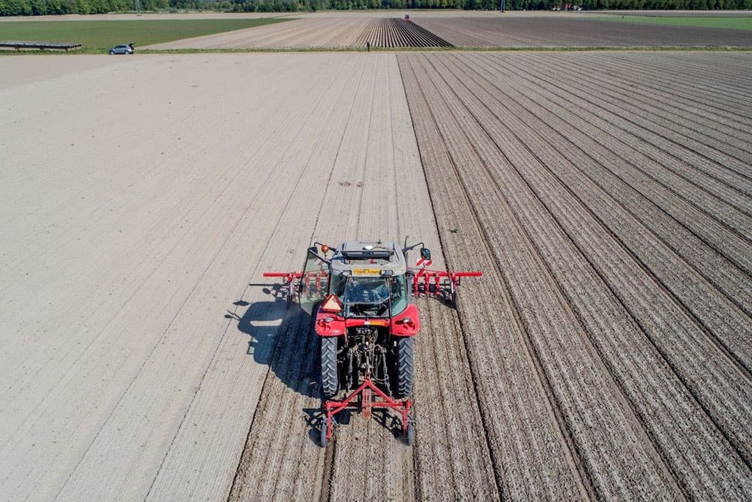 Er wordt gewerkt met een Garford-schoffelmachine die met verschillende technieken het onkruid tot in de rij kan bestrijden. De tweede keer gaan er torsie- en vingerwieders aan voor het onkruid in de rij.