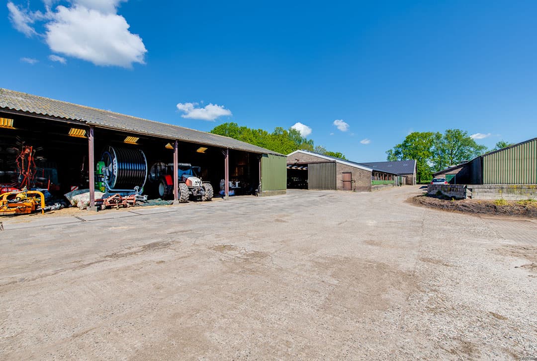 De woning is bij de tijd en voorzien van glasvezel. De inhoud is ruim 700 kuub en telt 5 slaapkamers en een kantoor. Rondom is een fraaie siertuin met overdekt terras.