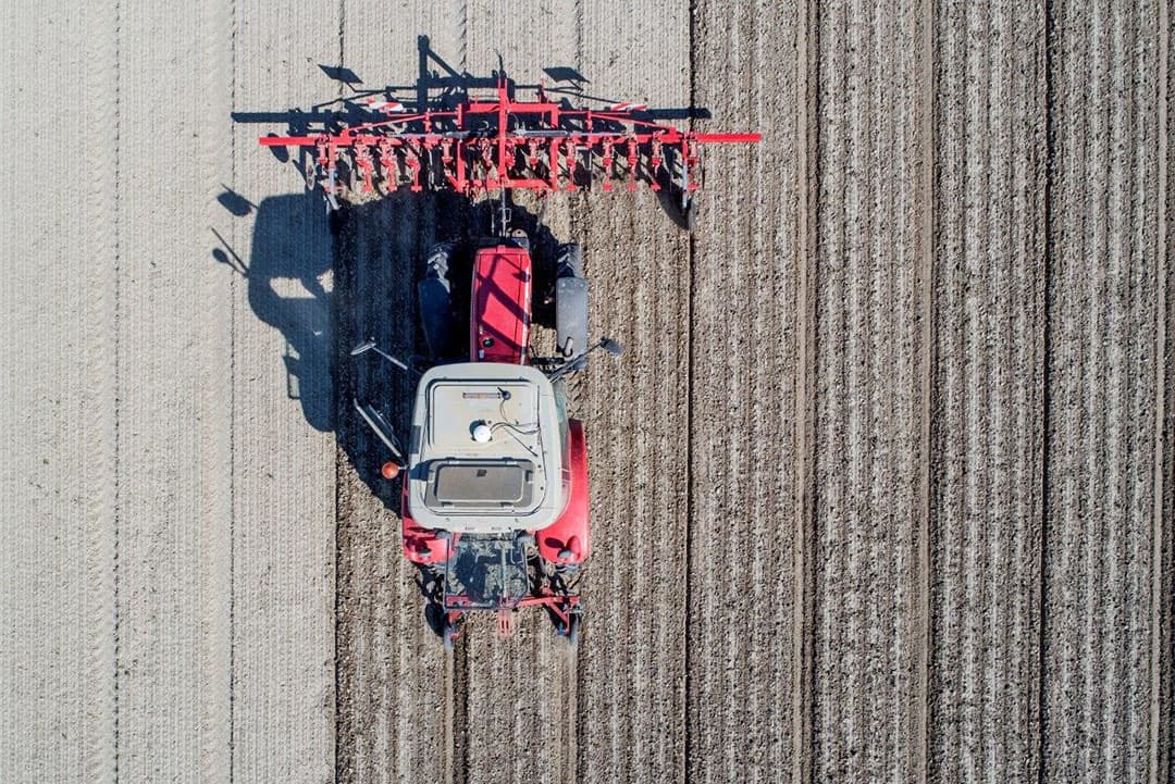 Hans Korteweg rijdt met Trimble-gps maar is vooral controlerend bezig en zal niet veel om zich heen kunnen kijken. Een systeem met sporen waar schijven in lopen (inzet) helpen bij de juiste afstand van de werkgangen.