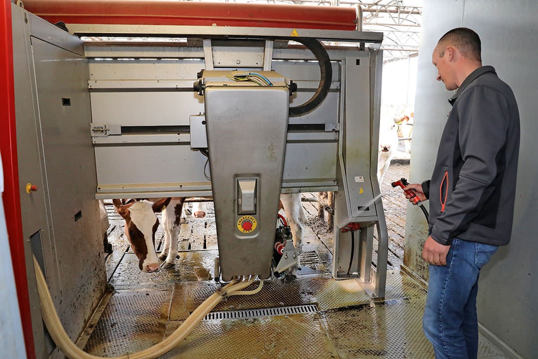 Rik Ogink (40) heeft in Raalte (Ov.) een veebedrijf met 120 melkkoeien en 35 hectare land. Het jongvee, 70 stuks, staat bij een opfokker. Ook heeft de veehouder 20 hectare land op afstand, in Drenthe. Daar ligt de grondprijs op bepaalde plekken fors lager dan in Salland. - Foto s: Henk Riswick