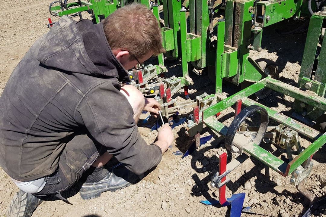 Door de witte grond zijn de rijen moeilijk zichtbaar om te kunnen zien waar er gereden wordt. Het is dus inspannend werk om de rijen te volgen. De uienplantjes zijn nog kwetsbaar en kunnen niet te dicht benaderd worden.