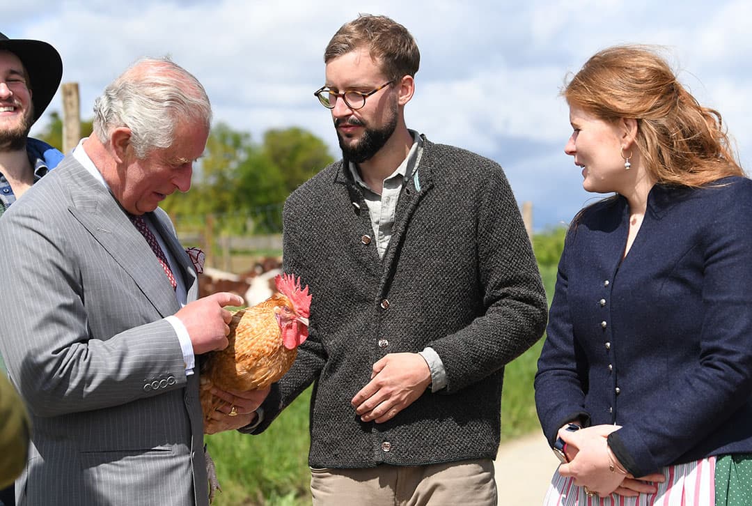 De Britse kroonprins Charles was deze week op de bezoek bij een biologisch gemengd bedrijf in Glonn, Duitsland. - Foto: AFP