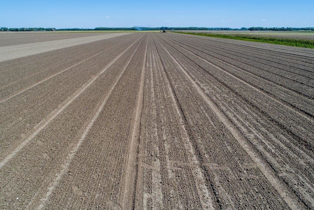 Daarna gaat er een schoffel langs de zijkant die de hele zijkant raakt.