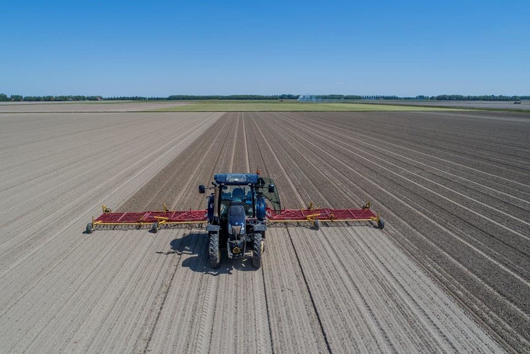 De werking is simpel, 2 schijven snijden een gedeelte van de rug aan weerszijden in.  Zo blijft de bovenkant van de rug intact.