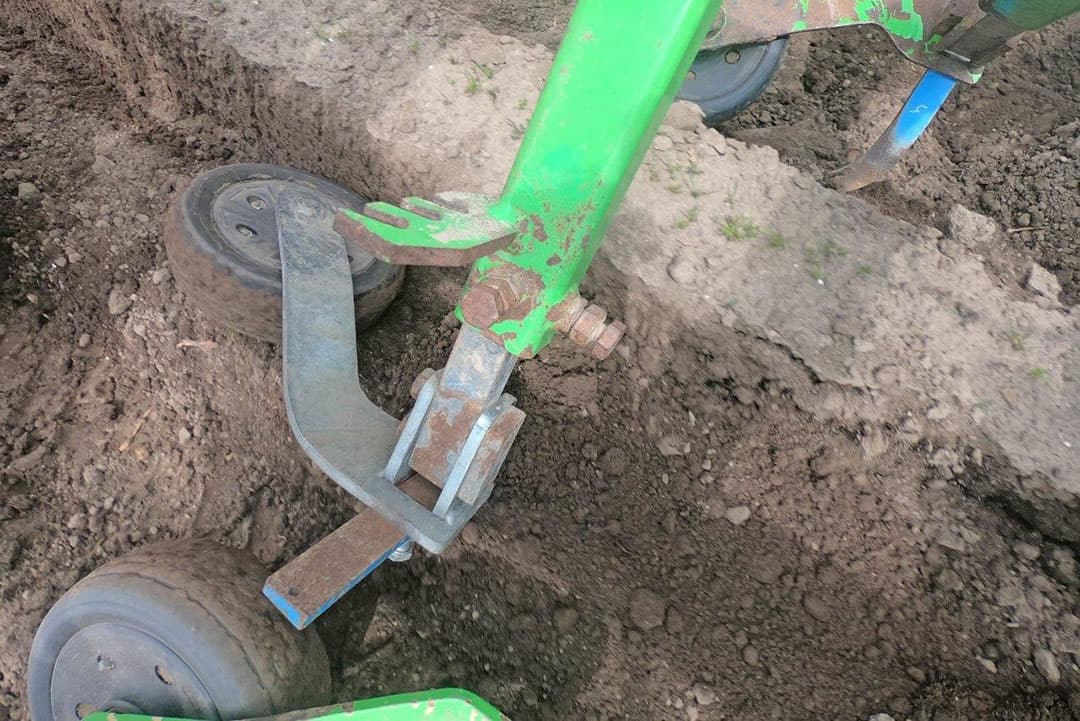 Twee banen waar de diepte van de wiedeg links iets dieper is afgesteld voor een betere werking. Vlak land is een vereiste om alles goed te kunnen raken.