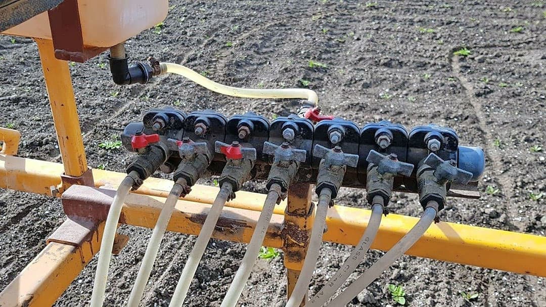 Arno Meijer uit Ens (Fl.) bestrijdt in 2 hectare Hysky-zaaiuien aardappelopslag. Dat doet hij met een Selectorspuitje. Deze uien zijn op 15 april gezaaid. - Foto's: Sytze Bakker