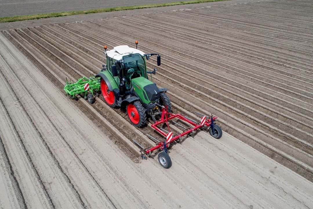 Mechanisch schoffelen is met behulp van gps vrij nauwkeurig uit te voeren al is waakzaamheid geboden. Van de Woerd zou nog dichter langs de uien willen schoffelen maar daarvoor is de ontwikkeling van de uien nog niet ver genoeg.