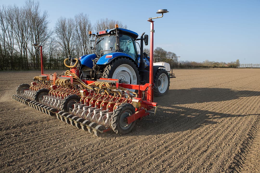 407810 Uien zaaien bij Denis Steijaert in Nieuw-Namen.