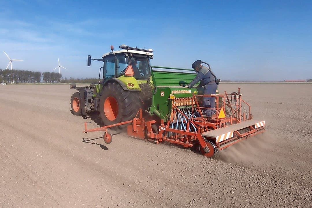 Het zaaien gaat prima onder goede omstandigheden. Loonbedrijf van Dun draait met 4 zaaicombinaties en heeft ongeveer 350 hectare te zaaien. Deels ook buiten de polder.