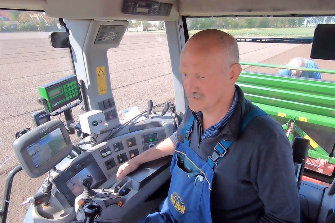 Een rekensommetje om de hoeveelheid per hectare te controleren. De zaaihoeveelheid is gemiddeld 110 tot 115 kilo per hectare.