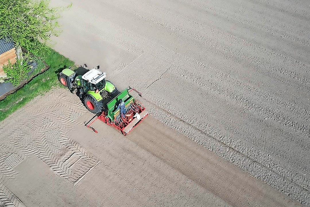 De frontwielen maken de wielbasis groter, maar de breedte van de kopakker is acceptabel voor verdere werkzaamheden.