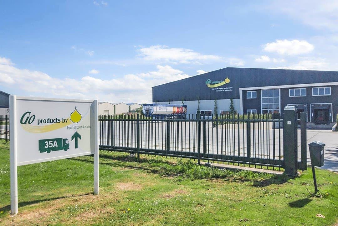 Het tijdstip van bespuiting met bodemherbicide Stomp is nu ideaal op vochtige grond. Binnen een week wordt vlak voor opkomst nog roundup toegepast.
