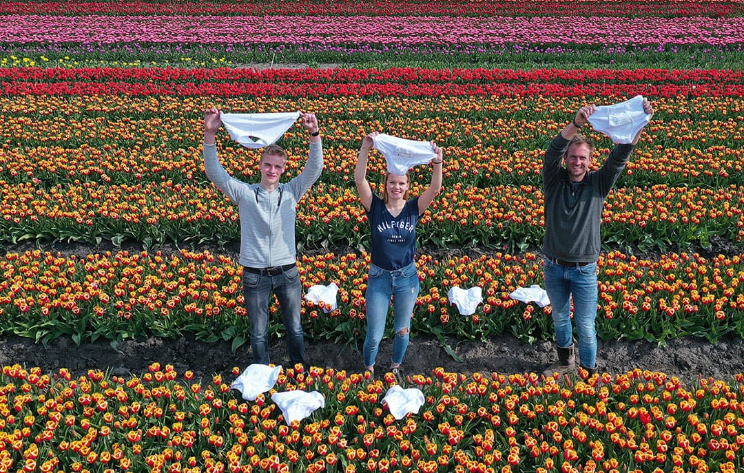 Onderbroekenlol met een serieuze ondertoon. Tulpenkweker Tom Groot graaft woensdag 17 april samen met studenten van het Clusius College uit Hoorn katoenen onderbroeken in aan de rand van een bloeiend tulpenveld in Nieuwe Niedorp. De eerste Soil Your Undies Challenge vraagt aandacht voor een gezond bodemleven. De onderbroeken worden na 2 maanden weer opgegraven. Als de onderbroek dan vol gaten zit en ondraagbaar is, is er sprake van een actief en gezond bodemleven. Is de onderbroek na die tijd nog  draagbaar , dan is de bodem niet in optimale conditie en dient er organische grondverbetering plaats te vinden. In het hele land doen bollentelers hetzelfde. - Foto: Vidiphoto