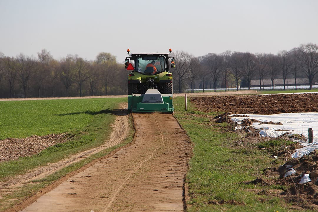 Om deze klus in 1 werkgang te klaren, gebruikt Wimmers een combinatie van nde rmeer een Güttler fronttriltand, een Agrisem rotorkopeg met woelpoot en aandrukrol.