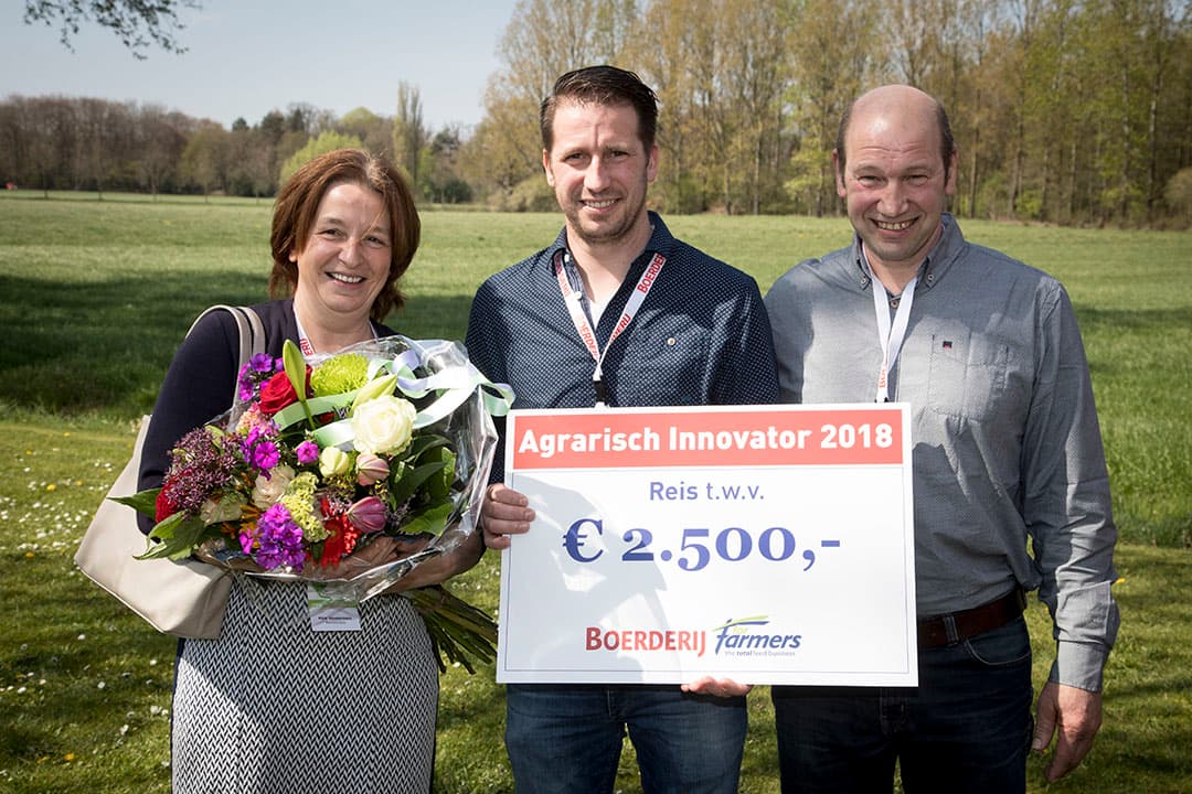 Varkenshouder Bart Keustermans uit Alphen (N-Br.) is uitgeroepen tot Agrarisch Innovator van het jaar. Hij kreeg deze titel voor de door hem ontwikkelde warmtewisselaar voor varkensstallen. Deze werkt via een glazen kanaal in het centrale afzuigkanaal bovenin zijn varkensstal. De award is een initiatief van Boerderij en ForFarmers en werd uitgereikt tijdens de Agri Duurzaamheidsdag, een congres over verduurzaming van de agrarische sector, afgelopen donderdag in Klarenbeek. Naast hem op de foto zijn ouders Rikie en Frans. - Foto: Koos Groenewold