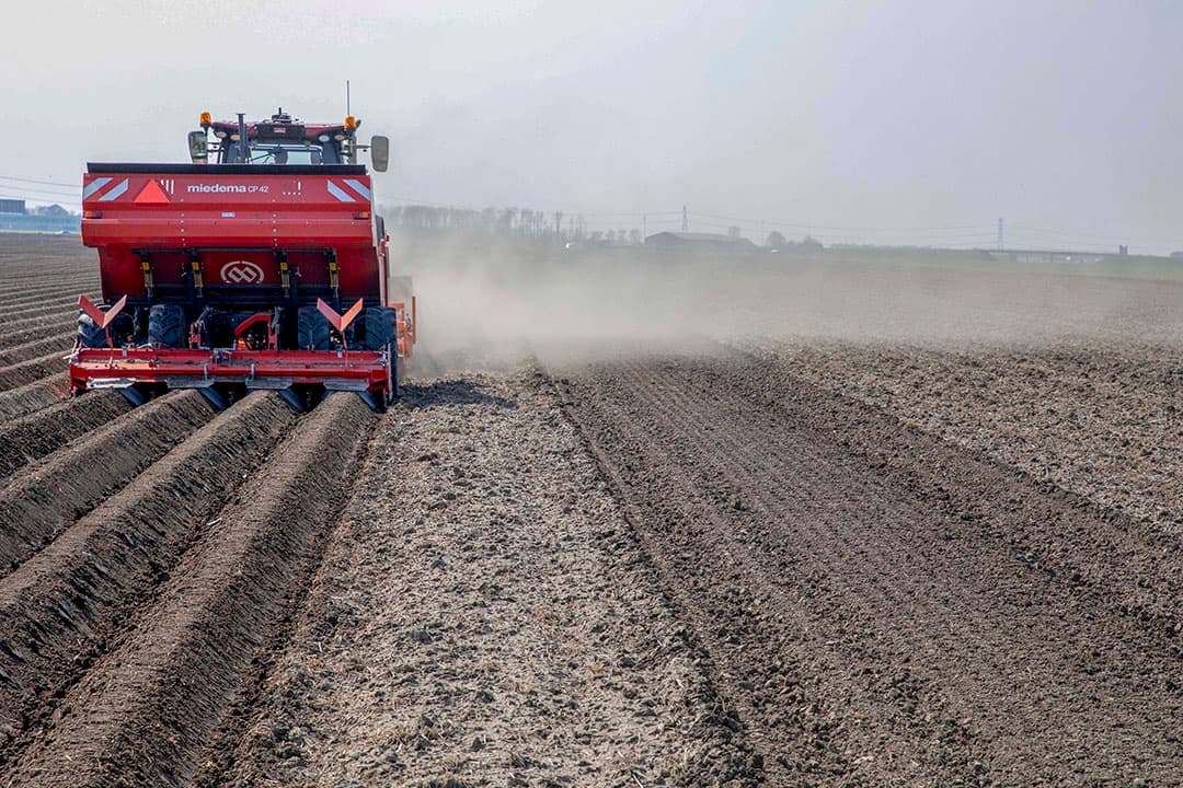 Imkers plaatsen bijenkasten bij een perceel koolzaad. De koolzaad komt nu net in bloei. De bijen zorgen voor bestuiving. Van diverse imkers komen hier 20 bijenkasten. - Foto: Koos van der Spek