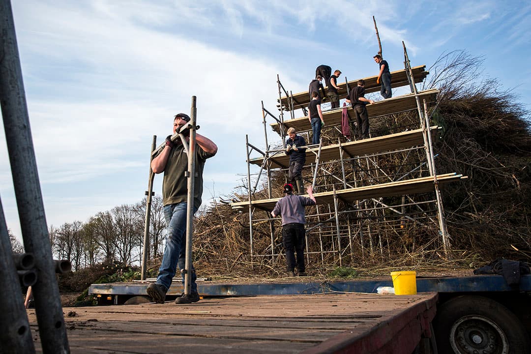 Door het mooie voorjaarsweer is de eerste snede dit jaar vroeg. Hier is veehouder Henk Kloosterman de eerste 15 hectare ingekuild. Het gaat om een perceel waar in 2018 mais gestaan heeft.  Loonwerker Sandee uit Onstwedde heeft het gras ingekuild en daarbij heeft hij een nieuwe combinatie voor het eerst gebruikt; een JCB-shovel met een kuilverdeler. - Foto: Koos van der Spek