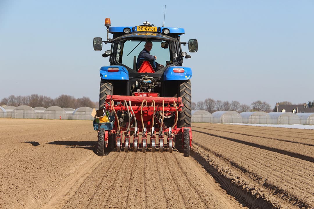 "Op deze wijze de bieten zaaien is een proef. Met het oog op de lage bietenprijs is het zaak extra goed te letten op de kosten. Op deze manier besparen we twee werkgangen uit: een keer met de schijveneg en het zaaiklaar maken , verklaart Sjaak Grooten deze zaaiwijze.
