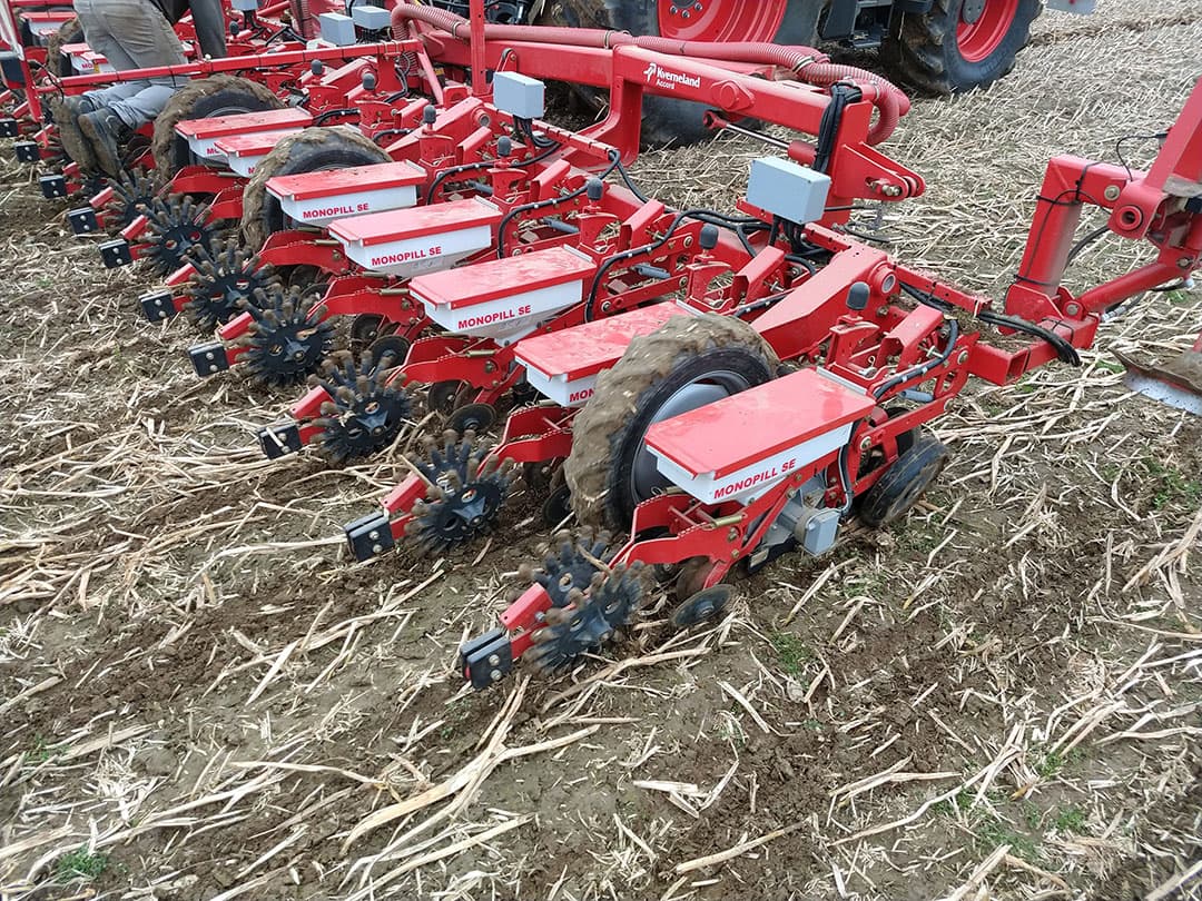 Vaessen beschikt sinds 2 jaar over een 18-rijige Kverneland Monopil zaaimachine. Hij gebruikt deze vaker bij bietentelers met percelen op zware lössgronden, die door omstandigheden met een rotorkopeg alleen de bovenste centimeters minimaal kunnen los maken. Nu is deze voor het eerst ingezet in geheel onbewerkte grond.