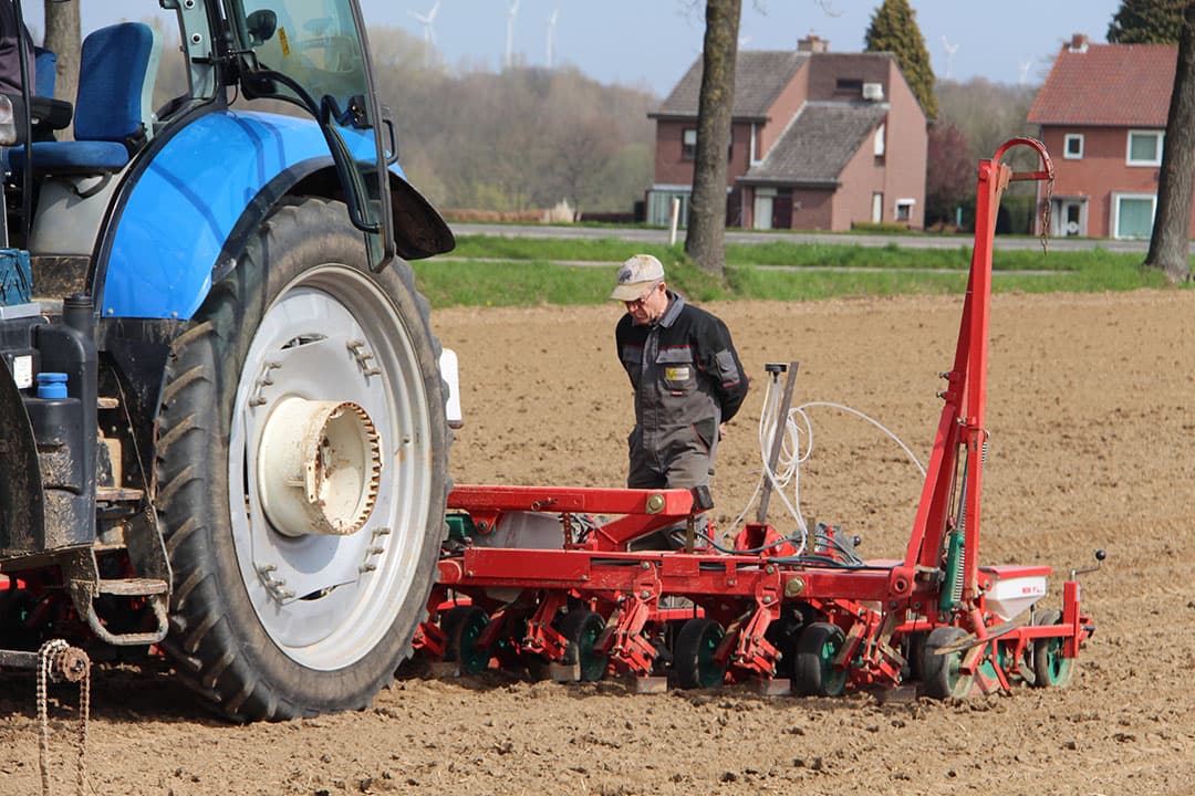 Op 2 april zaaide loonbedrijf John van Pol op de Midden-Limburgse zandgrond bieten voor Tjeu Beunen uit Montfort. "Na het ploegen was de grond goed vochtig, maar door de wind droogde die weer snel op", merkt Van Pol. "Maar om te werken zijn het goede omstandigheden. Door het aanhoudende vaste weer verlopen de werkzaamheden redelijk rustig."