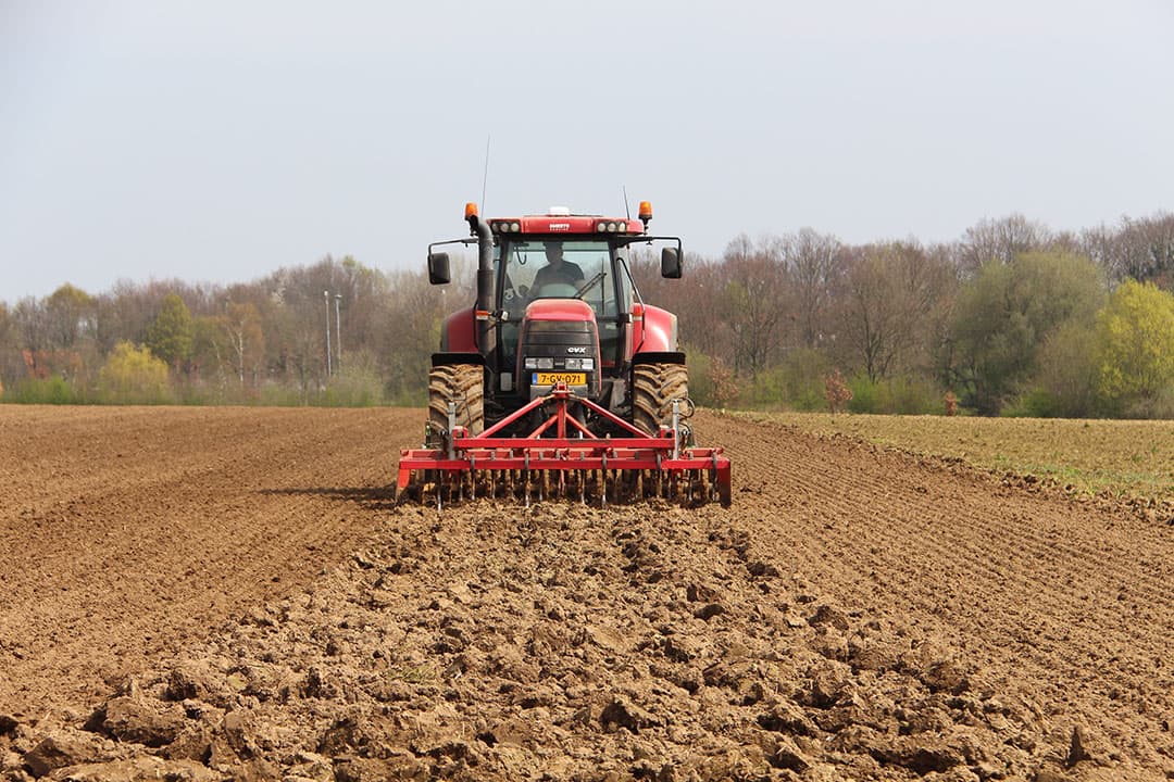 Ook de gemeente Roerdalen is in haar buitengebied actief met voorjaarswerkzaamheden. Op basis van een jaarlijks onderhoudsplan onderhoudt ze de onverharde veldwegen door deze gelijk te trekken.