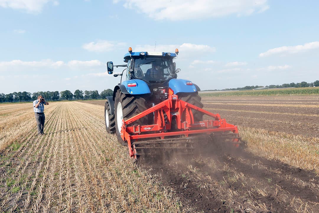 Demonstratie niet-kerende grondbewerking. Als alternatief voor zware grondbewerking kan dit niet alleen energie besparen, maar ook de vastlegging van CO2 in de bodem verbeteren. - Foto: Bert Jansen