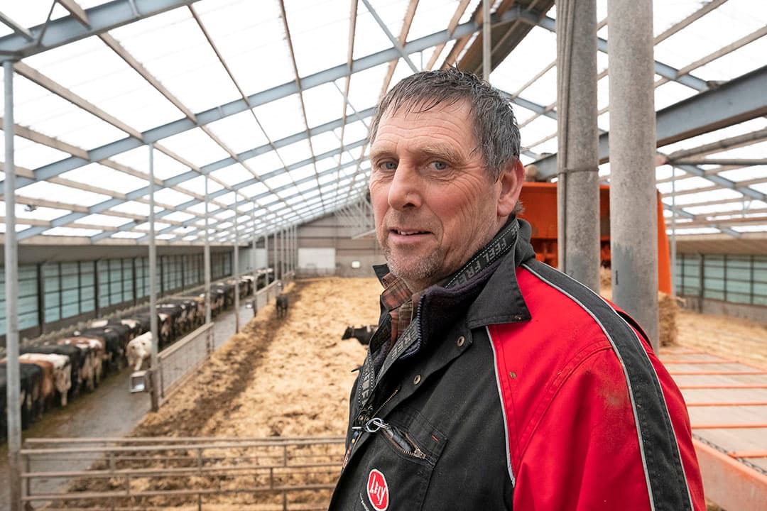 Aan het eind van de mestgang aan de zijkant van de stal bevindt zich een mestafstort met 300 kuub capaciteit. Dat is te weinig voor de hele winter, maar Slager kan de mest naar een silo met 2.500 kuub pompen.