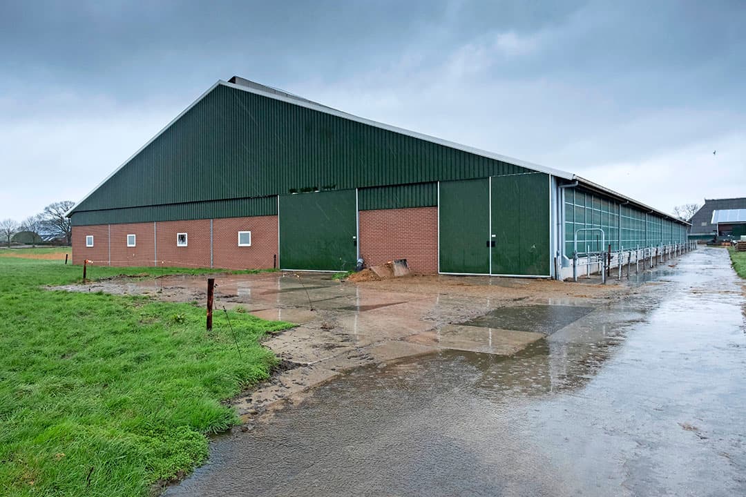 Slager liet 2 windmolens met SDE+ plaatsen. De kosten: ¬ 85.000. De molens moeten zich in 7 jaar tijd terugverdienen. De aanschaf kon Slager mede doen met behulp van een speciale financieringsoptie van de provincie Groningen. Inclusief zonnepanelen (rechts) is het bedrijf nu energieneutraal.