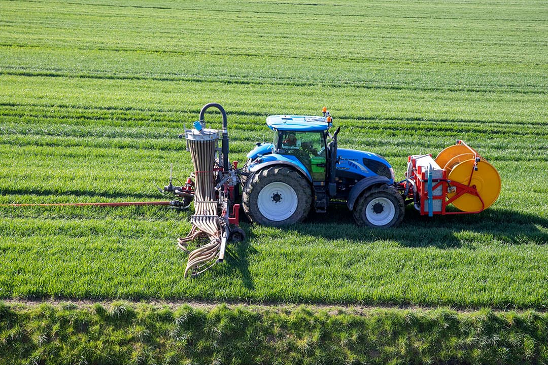 Loonbedrijf Ras rijdt drijfmest uit op een perceel wintertarwe van akkerbouwer Koos Naaijer in Scheemda (Gr.). - Foto: Koos van der Spek