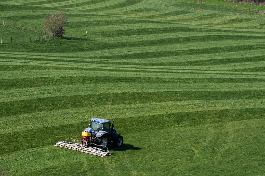 Medewerker Arjan Hofstee van SPNA-proefboerderij Ebelsheerd controleert hoe het uienzaad van de rassendemo in de grond ligt. De grond ligt er zo hobbelig bij, omdat de eg voor het zaaien uit het korstje brak en opzij schoof.  De zaadjes liggen mooi toegedekt op vochtige ondergrond.  Ebelsheerd legt 10 rassen naast elkaar op initiatief van uienhandel Gebroeders Van Liere.  - Foto: Koos van der Spek