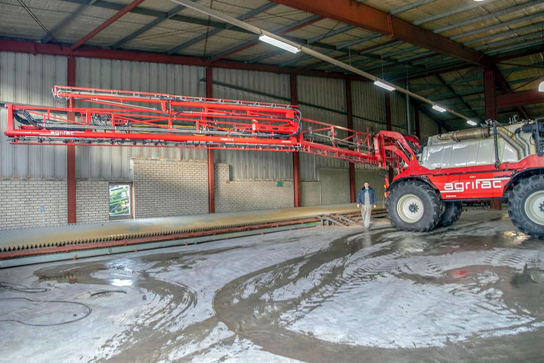 Bovenop de spuitboom kan Johan Doff meteen mooi even checken of de planten er goed bij staan. In zijn kas wordt uitgangsmateriaal voor 100 hectare spruiten gekweekt, de spruiten teelt Doff dan ook weer zelf. - Foto: Koos van der Spek