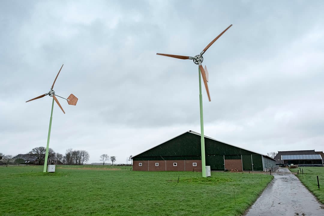 Slager is sinds 22 april 2018 in omschakeling met zijn land. Hij strooit geen kunstmest meer en gebruikt geen bestrijdingsmiddelen. Ook stopt hij met de maisteelt (tot voor kort 9 hectare). Dat gewas is in het bio-plan te duur. Daar komt grasklaver voor in de plaats. Slager moet daar een veer laten.