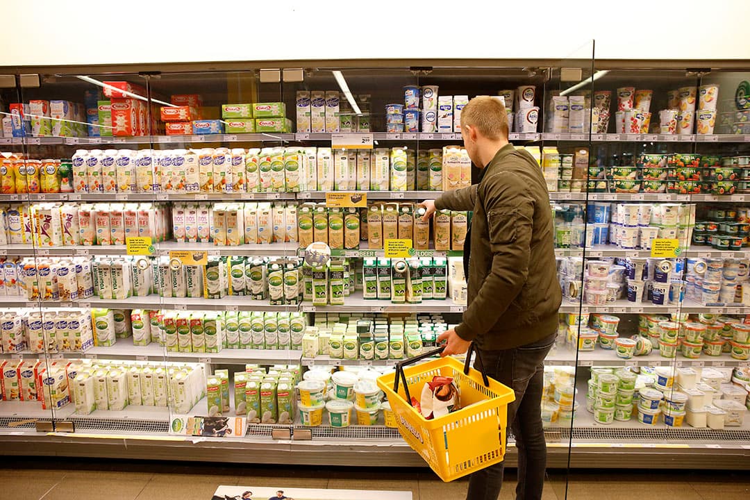 Zuivelschap van supermarkt met Arla en campina producten. VLOG en GMO free zuivelfotografie Hans Prinsen
