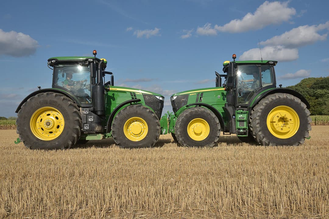 De John Deere 6250R en de 7250R hebben beide hetzelfde vermogen en aanschafprijs. De 6R is echter compact en heef een cvt-transmissie terwijl de 7R uitblinkt in trekkracht door gewicht en powershift. - Foto: Top Agrar