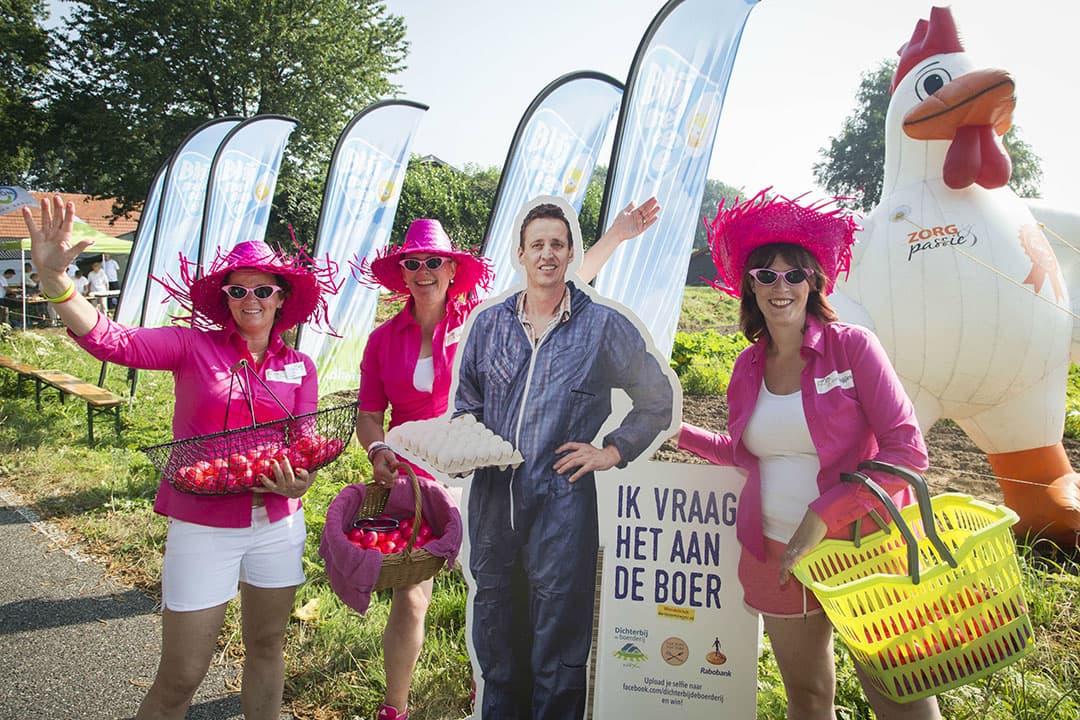 Uitdelen van roze geverfde gekookte eieren door mmmEggies tijdens de 100e Nijmeegse 4-daagse. - Foto: Koos Groenewold