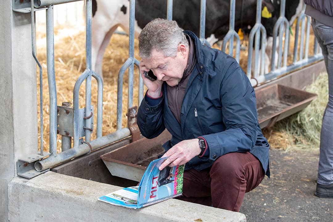 Arjen Werkhoven van ALH Genetics poseert met een zwartbont kalf (lotnummer 169). Het kalf gaat later die dag voor ¬ 3.500 onder de hamer en wordt verkocht aan Marcel van der Eijk uit Twisk (N.-H.).